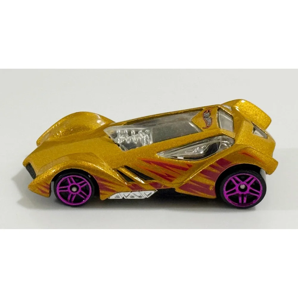 Hot Wheels Futurismo Toy Car‎ Kids 1:64 Gold Flake Pink Flame Purple Wheels